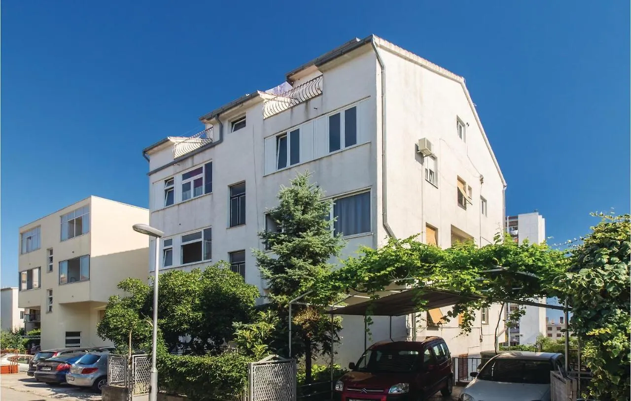Cozy Apartment In Split With Kitchenette location
